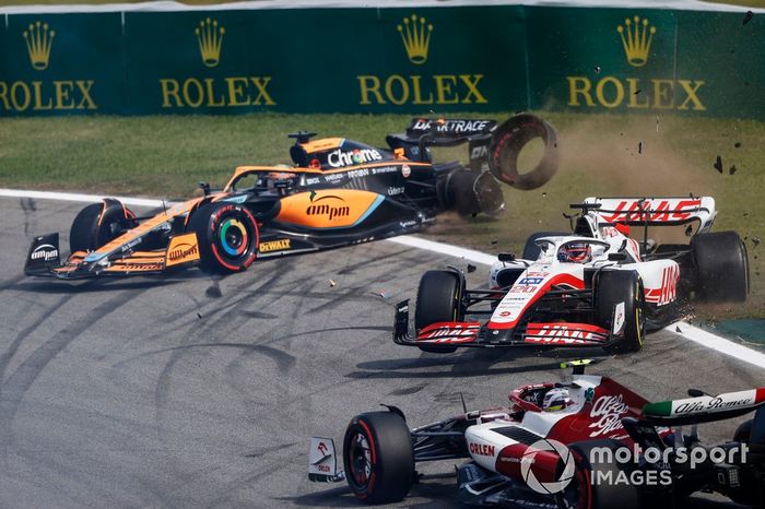 Daniel Ricciardo, McLaren MCL36, Kevin Magnussen, Haas VF-22, se estrellan al inicio de la carrera