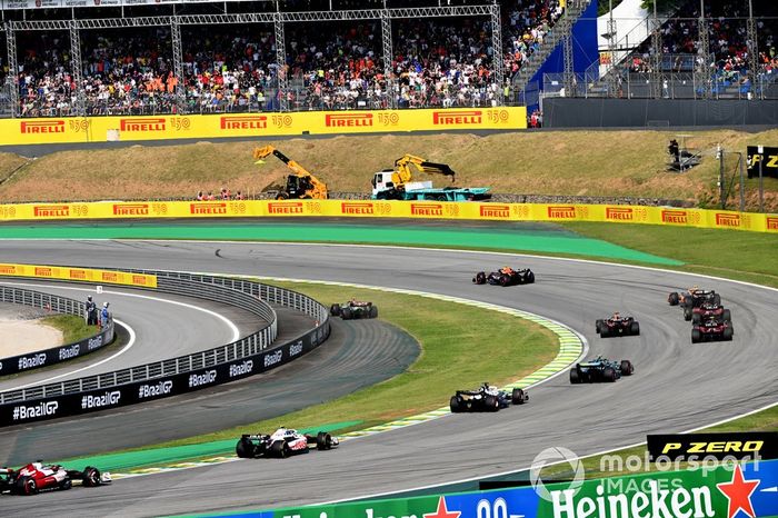 Lewis Hamilton, Mercedes W13, en el interior de la pista tras el contacto con Max Verstappen, Red Bull Racing RB18