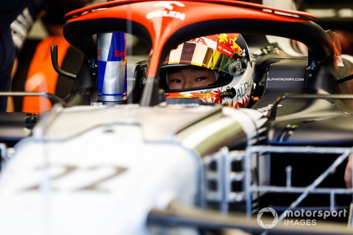 Yuki Tsunoda, AlphaTauri AT04, en el garaje