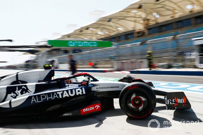 Yuki Tsunoda, AlphaTauri AT04, sale del garaje