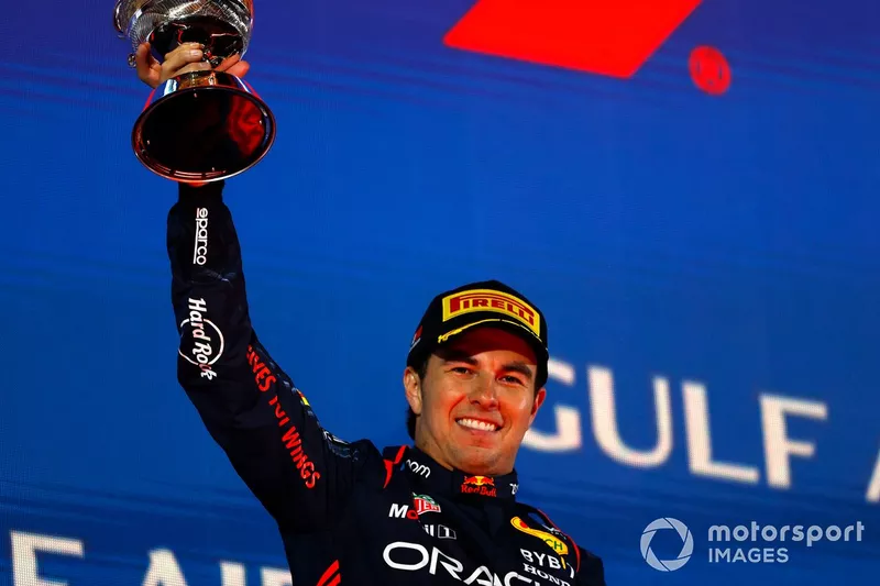 Sergio Perez, Red Bull Racing, secondo posto, solleva il trofeo sul podio