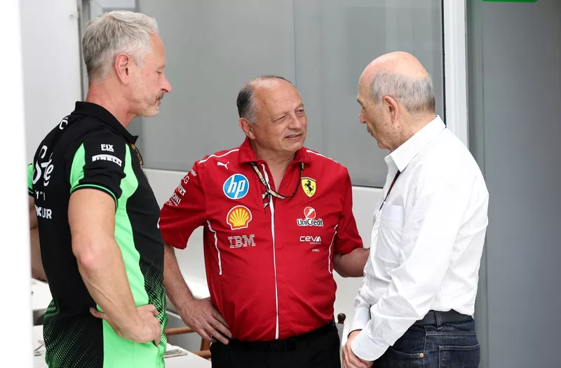 Jonathan Wheatley, directeur de l'équipe Stake F1 Team Kick Sauber, et Frédéric Vasseur, directeur de l'équipe Scuderia Ferrari, s'entretiennent avec Peter Sauber.