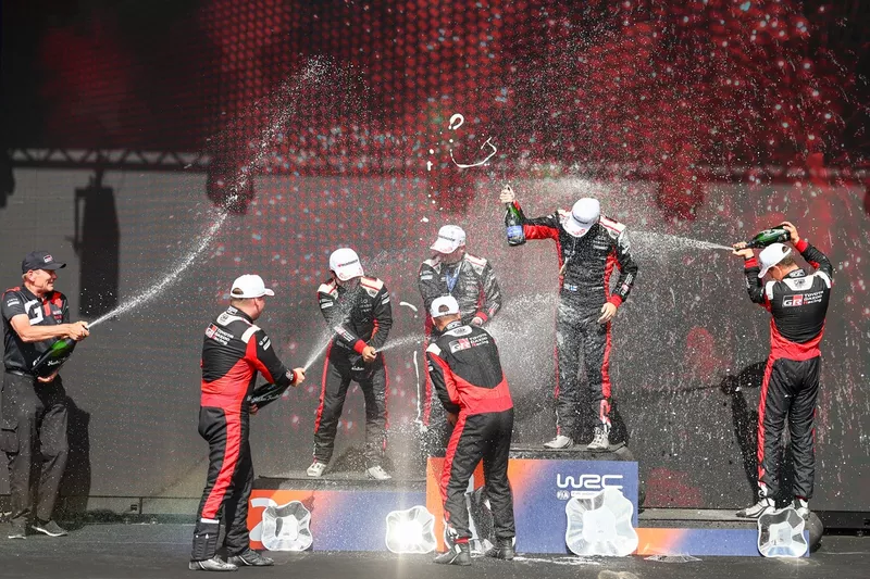 Podio: ganadores Kalle Rovanperä, Jonne Halttunen, Toyota Gazoo Racing WRT Toyota GR Yaris Rally1, segundo puesto Takamoto Katsuta, Aaron Johnston, Toyota Gazoo Racing WRT Toyota GR Yaris Rally1, tercer puesto Sébastien Ogier, Vincent Landais, Toyota Gazo