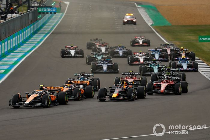 Lando Norris, McLaren MCL60, Max Verstappen, Red Bull Racing RB19, Oscar Piastri, McLaren MCL60, Charles Leclerc, Ferrari SF-23, Carlos Sainz, Ferrari SF-23, el resto de la parrilla en la salida.