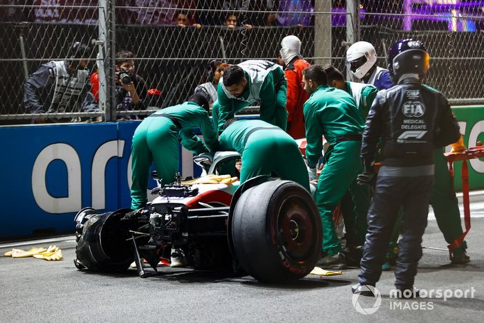 Los oficiales de pista recuperan los restos del coche dañado de Mick Schumacher, Haas VF-22, tras un fuerte accidente en la Q2

