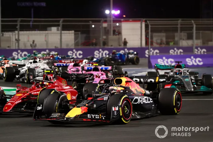 Inicio Max Verstappen, Red Bull Racing RB18, Carlos Sainz Jr, Ferrari F1-75, Esteban Ocon, Alpine A522, George Russell, Mercedes W13