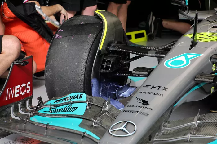 Supensión delantera Mercedes W13
