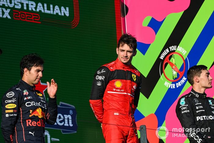 Sergio Pérez, Red Bull Racing, segundo, Charles Leclerc, Ferrari, ganador, George Russell, Mercedes-AMG, tercero, en el podio