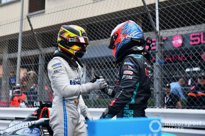 Mitch Evans, Jaguar Racing, 2ª posición, Stoffel Vandoorne, Mercedes-Benz EQ, 1ª posición, se felicitan mutuamente tras la carrera