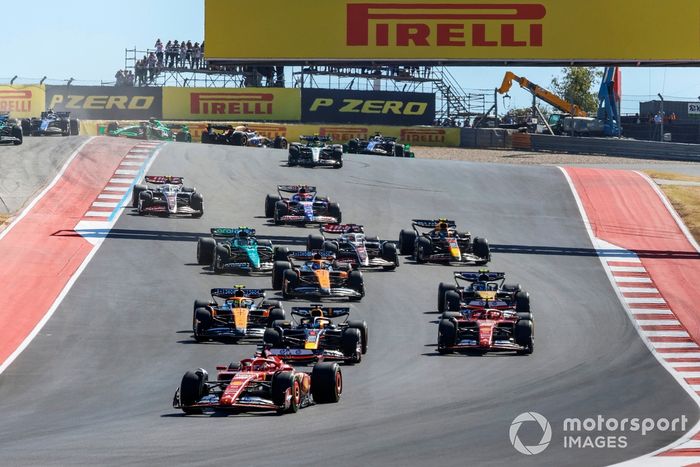 Charles Leclerc, Ferrari SF-24, Max Verstappen, Red Bull Racing RB20, Carlos Sainz, Ferrari SF-24, Lando Norris, McLaren MCL38, Pierre Gasly, Alpine A524, Oscar Piastri, McLaren MCL38, el resto de la parrilla en la primera vuelta.