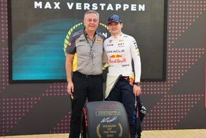Mario Isola, Diretor da Pirelli Motorsport, entrega a Max Verstappen, da Red Bull Racing, o Prémio Pirelli Pole Man of the Year