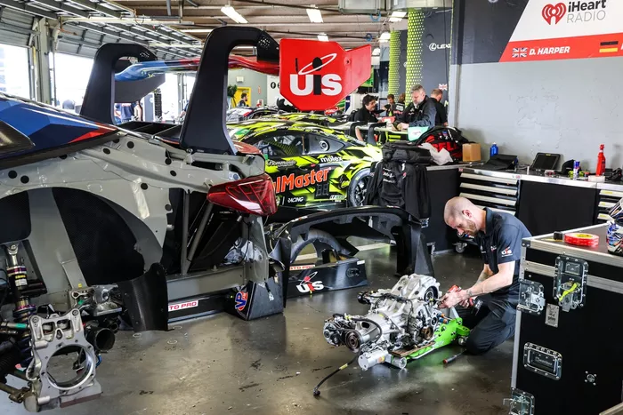 Gearbox, #48 Paul Miller Racing BMW M4 GT3 EVO: Dan Harper, Max Hesse, Jesse Krohn, Augusto Farfus