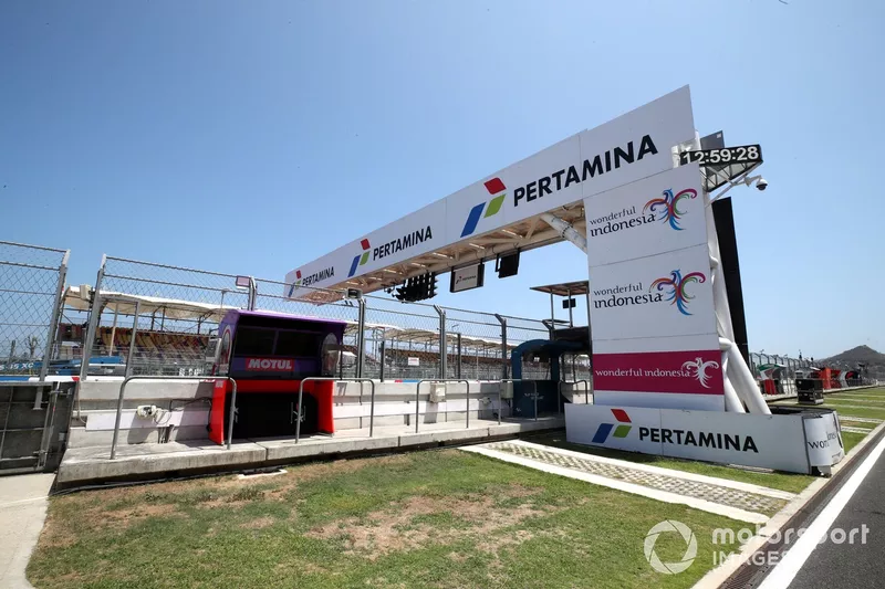 Pitlane overview