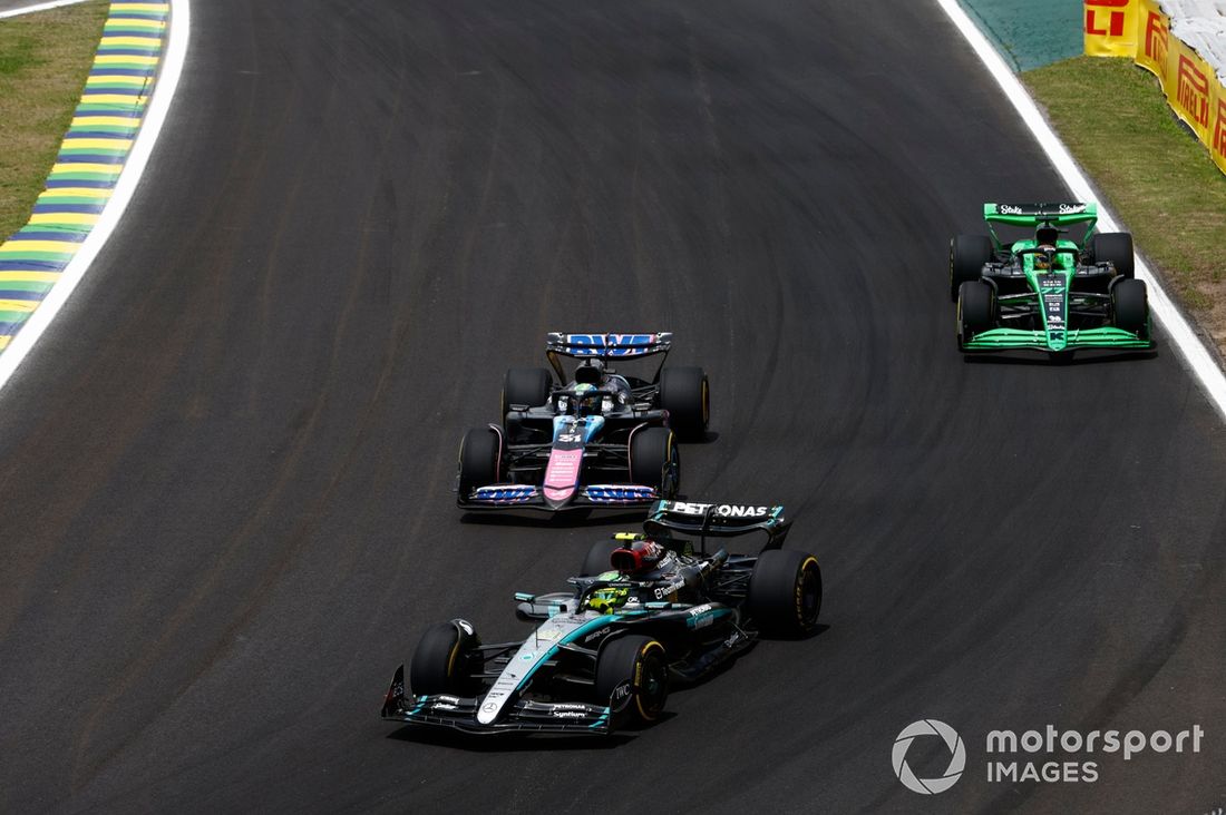 Lewis Hamilton, Mercedes F1 W15, Esteban Ocon, Alpine A524, Valtteri Bottas, Stake F1 Team KICK Sauber C44