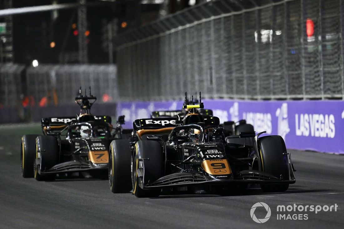 Los coches APXGP en pista para la F1 Movie