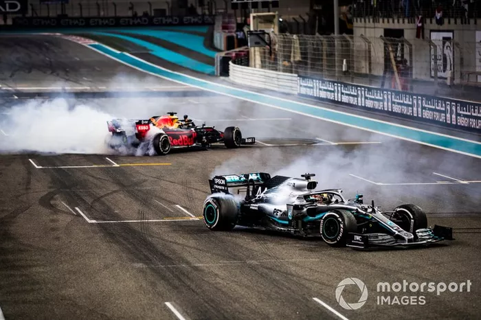 Max Verstappen, Red Bull Racing RB15, secondo clasificato, e Lewis Hamilton, Mercedes AMG F1 W10, primo classificato, festeggia sgommando