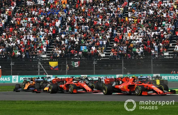 Charles Leclerc, Ferrari SF90, precede Sebastian Vettel, Ferrari SF90, Alexander Albon, Red Bull RB15, Lewis Hamilton, Mercedes AMG F1 W10, Max Verstappen, Red Bull Racing RB15, e il resto del gruppo, alla partenza