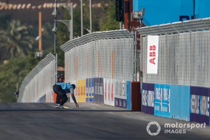 Un comisario retira restos de la pista en Ad Diriyah