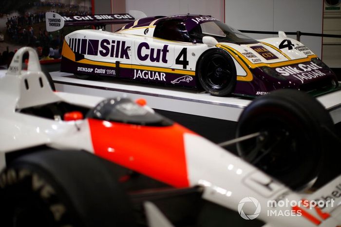 Vista del Jaguar XJR-9 de 1988 tomada a través del McLaren MP4/4 de Ayrton Senna