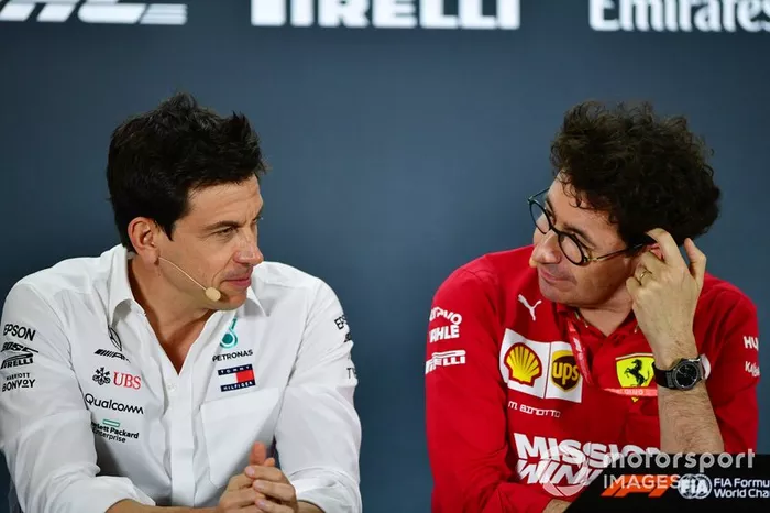 Toto Wolff, Director Ejecutivo (Negocios), Mercedes AMG, y Mattia Binotto, Director Ferrari 