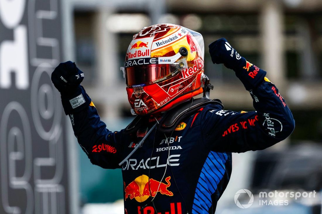 Max Verstappen, Red Bull Racing, 1. miejsce, świętuje po przybyciu do Parc Ferme