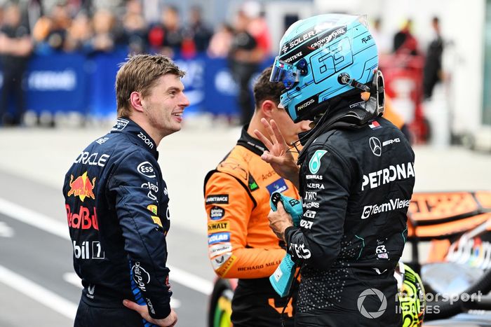 Max Verstappen, Red Bull Racing, el hombre de la pole George Russell, Mercedes-AMG F1 Team, hablan en el Parc Ferme tras la clasificación