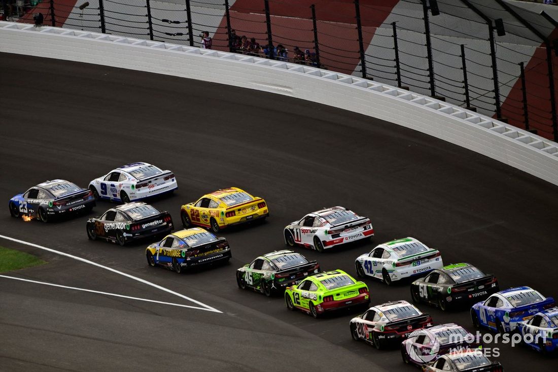 Chase Elliott, Hendrick Motorsports, NAPA Auto Parts Chevrolet Camaro y Bubba Wallace, 23XI Racing, U.S. Air Force Toyota Camry
