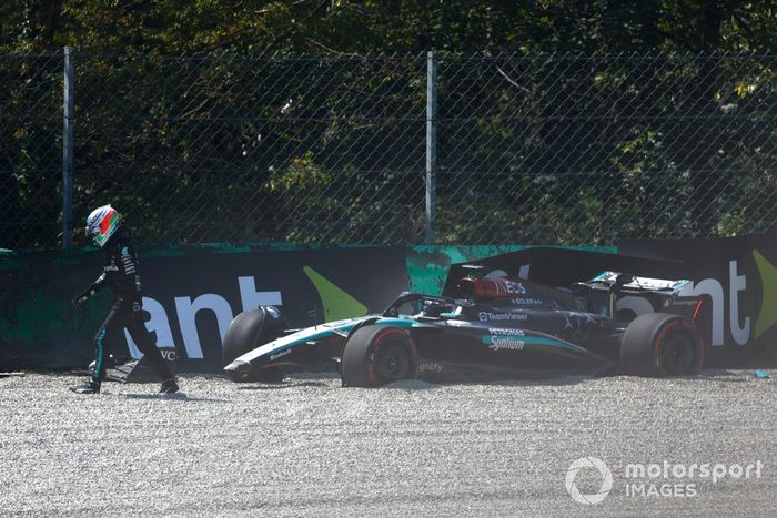 Andrea Kimi Antonelli, Mercedes F1 W15, se aleja de su coche dañado tras un accidente en la FP1