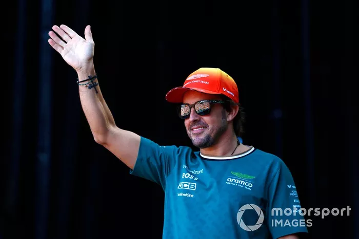 Fernando Alonso, Aston Martin F1 Team, saluda a los aficionados desde un escenario