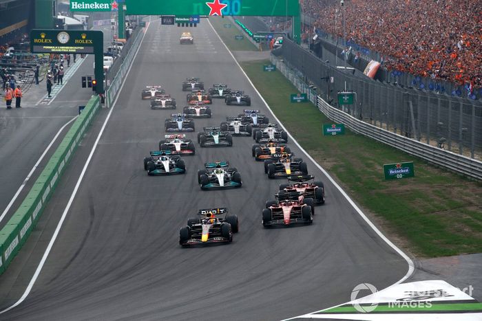 Arrancada Max Verstappen, Red Bull Racing RB18, Charles Leclerc, Ferrari F1-75, Carlos Sainz, Ferrari F1-75, Lewis Hamilton, Mercedes W13, Sergio Pérez, Red Bull Racing RB18, George Russell, Mercedes W13, el resto en la salida