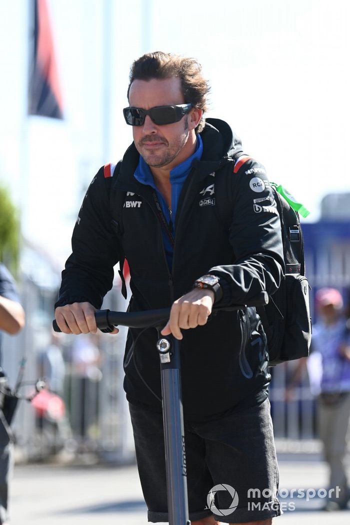 Fernando Alonso y el equipo Alpine F1 Team llegan a la pista