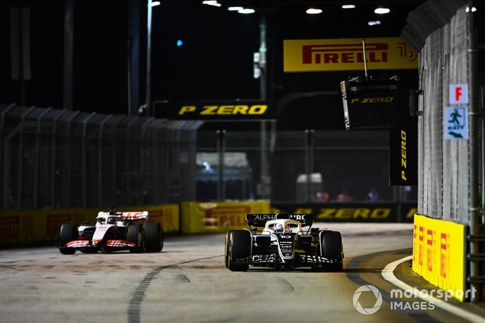 Pierre Gasly, AlphaTauri AT03, Kevin Magnussen, Haas VF-22