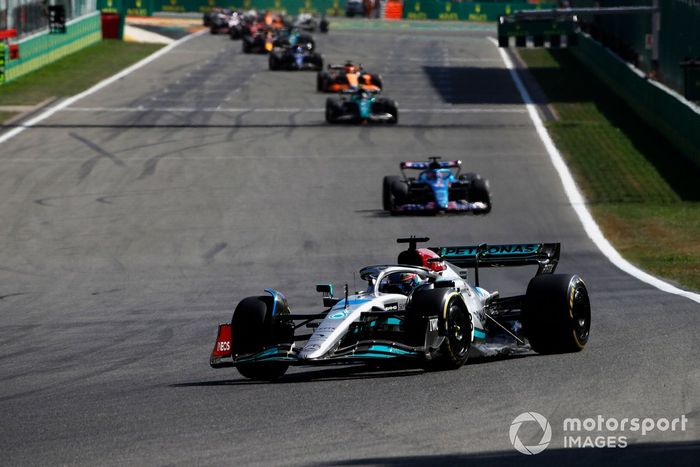 George Russell, Mercedes W13, Fernando Alonso, Alpine A522, Sebastian Vettel, Aston Martin AMR22