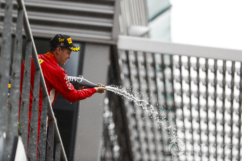 Sebastian Vettel, Ferrari, pierwsza pozycja, pryska szampanem na podium