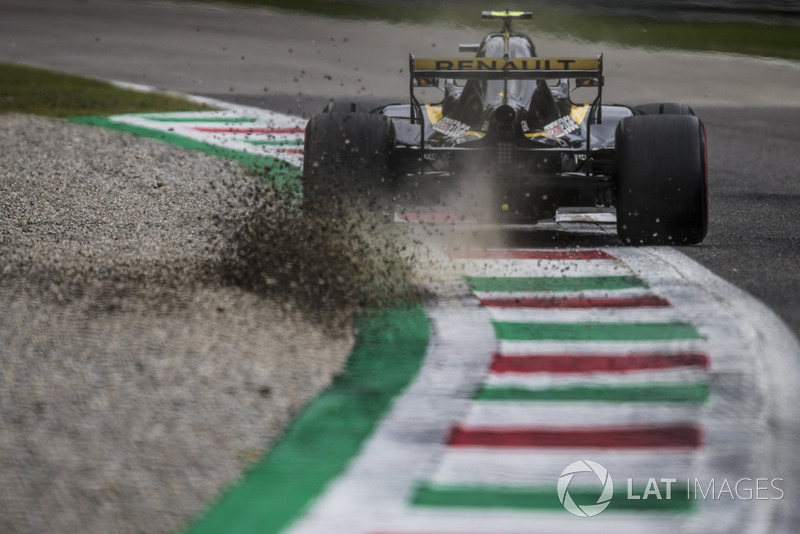 Carlos Sainz Jr., Renault Sport F1 Team RS 18, pisa la grava