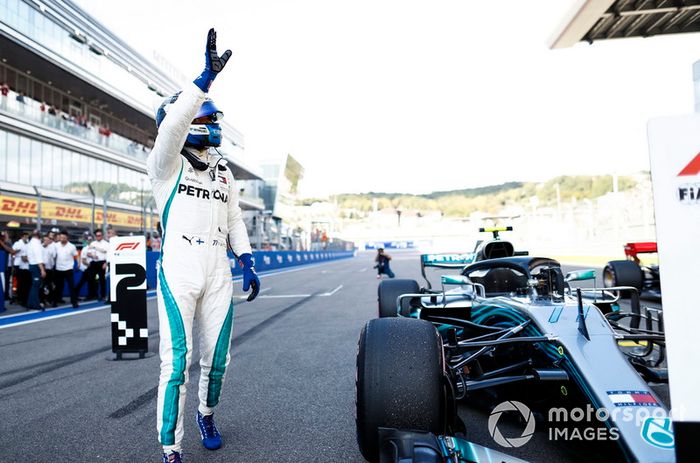 Ganador de la pole Valtteri Bottas, Mercedes AMG F1