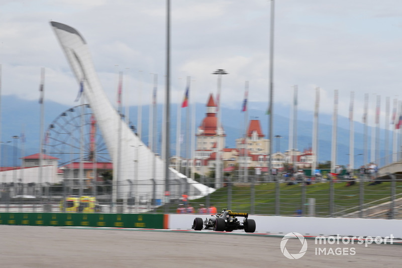 Atingido por Sergey Sirotkin pouco depois da largada, Carlos Sainz terminou em 17º