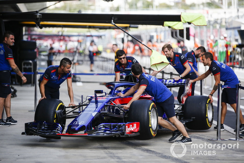 La voiture de Brendon Hartley, Toro Rosso STR13 dans la voie des stands