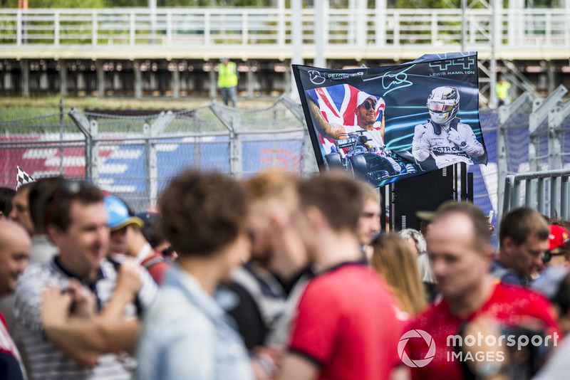Des fans de Lewis Hamilton, Mercedes AMG F1 avec un drapeau