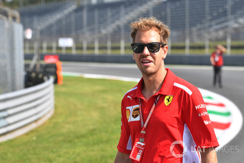 Sebastian Vettel, Ferrari, ispeziona il circuito