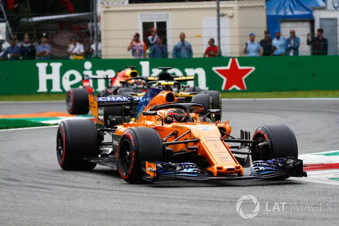 Stoffel Vandoorne, McLaren MCL33, Nico Hulkenberg, Renault Sport F1 Team R.S. 18, y Daniel Ricciardo, Red Bull Racing RB14