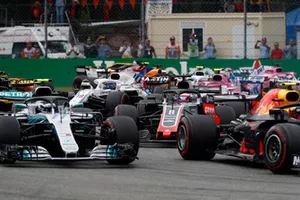 Max Verstappen, Red Bull Racing RB14, leads Valtteri Bottas, Mercedes AMG F1 W09, and Romain Grosjean, Haas F1 Team VF-18 Max Verstappen, Red Bull Racing RB14, lidera Valtteri Bottas, Mercedes AMG F1 W09, y Romain Grosjean, Haas F1 Team VF-18