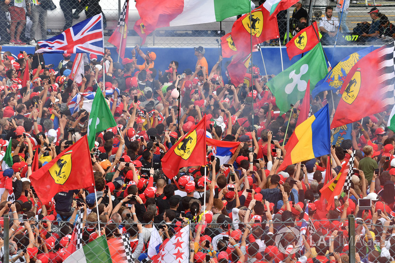 Los fans invaden la pista de Monza