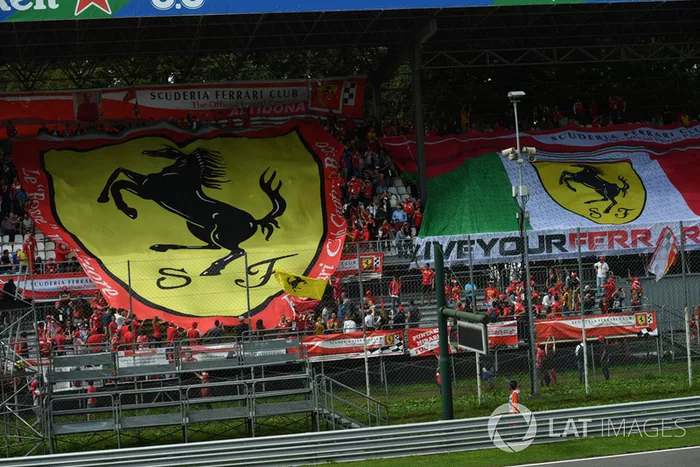 Ferrari, aficionados con banderas