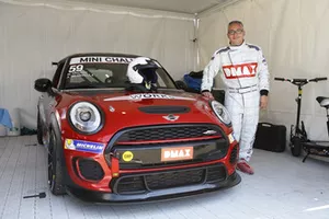 Matteo Nugnes con una Mini John Cooper Works Lite