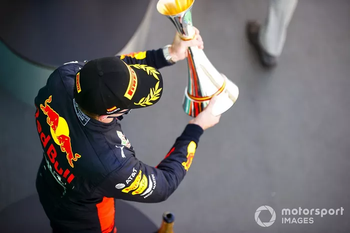 Podio: el segundo lugar Max Verstappen, Red Bull Racing