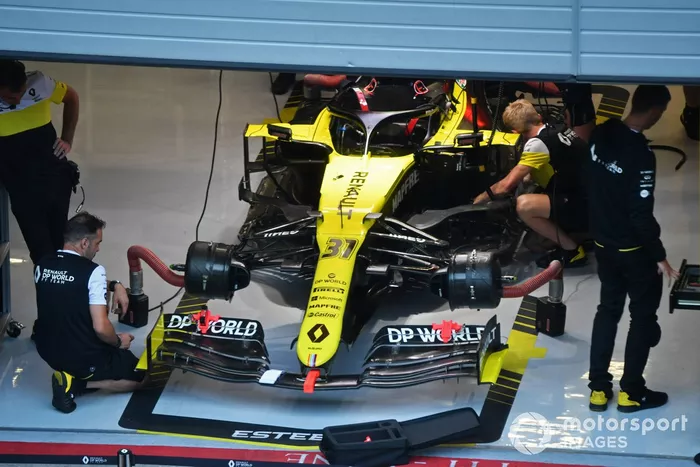 Mecánicos trabajan en el coche de Esteban Ocon Renault F1 Team R.S.20