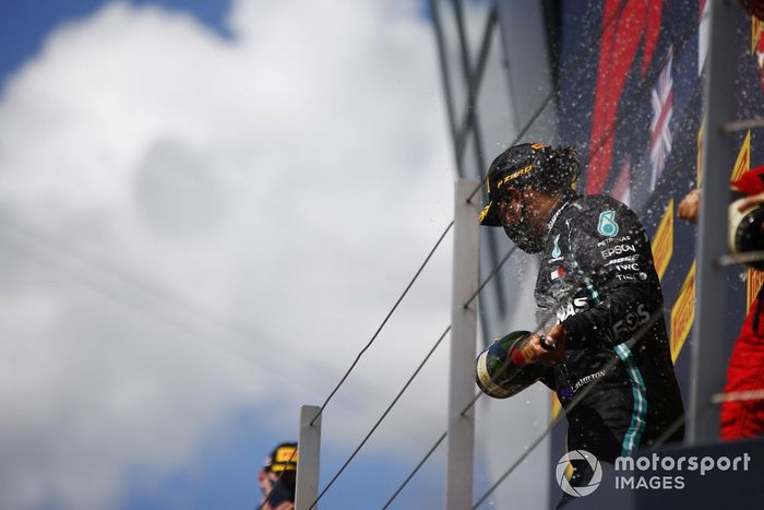 Podio: ganador de la carrera Lewis Hamilton, Mercedes-AMG F1