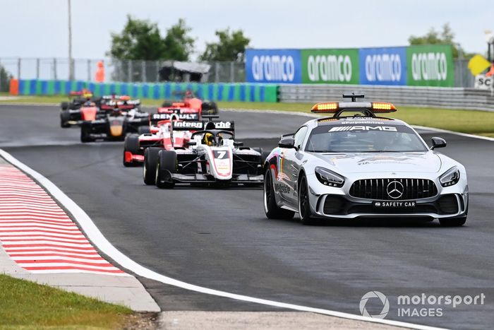 El Safety Car, delante del pelotón de F3