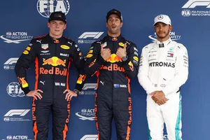 Le deuxième, Max Verstappen, Red Bull Racing, le poleman Daniel Ricciardo, Red Bull Racing, et le troisième, Lewis Hamilton, Mercedes AMG F1